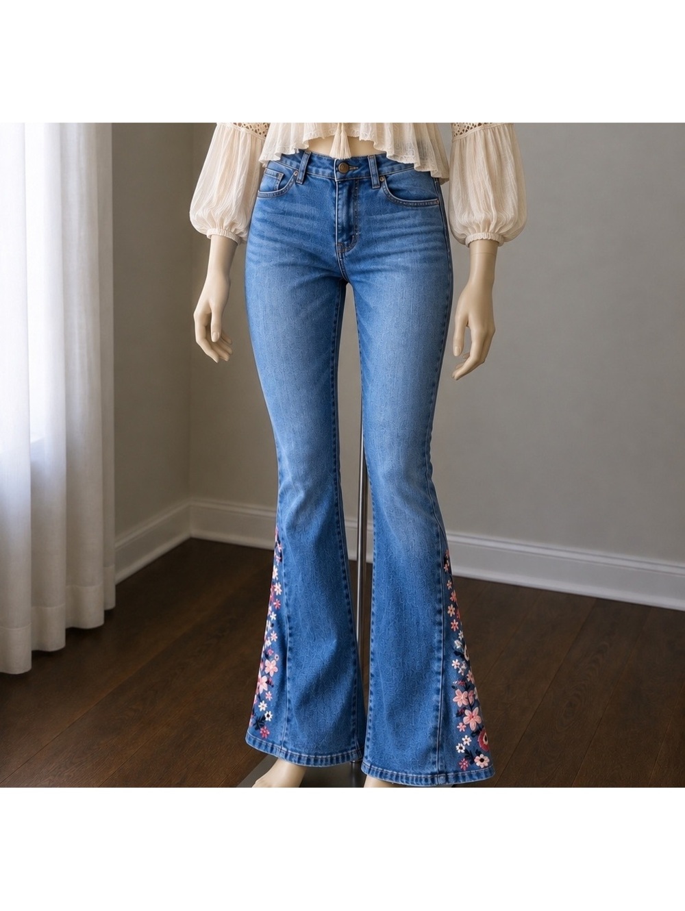Harper Heritage Francesca’s Jeans 29 High Rise Flare Floral Embroidered Boho